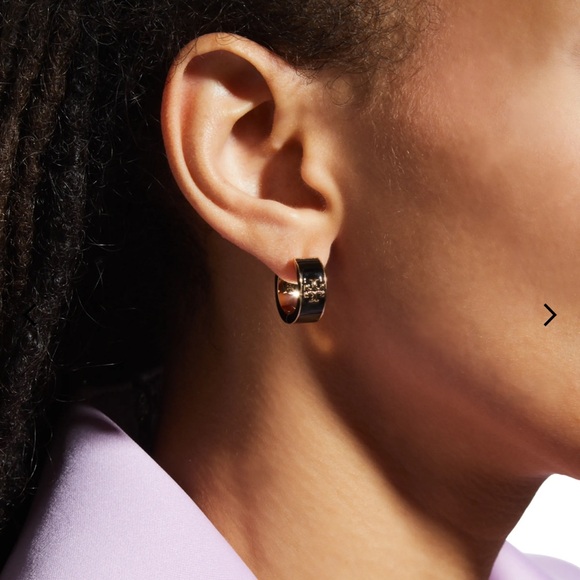 Tory Burch Hoop KIRA HUGGIE EARRINGS black and gold - Picture 3 of 11